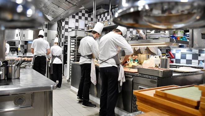 Pyrénées-Orientales : restaurateurs recherchent désespérément cuisiniers, barmen et serveurs