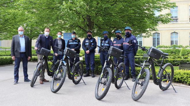 Saint-Omer : les policiers municipaux ont reçu leurs nouveaux vélos