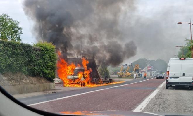 Cherbourg : un véhicule s’enflamme dans les Rouges Terres, la circulation interrompue dans un sens