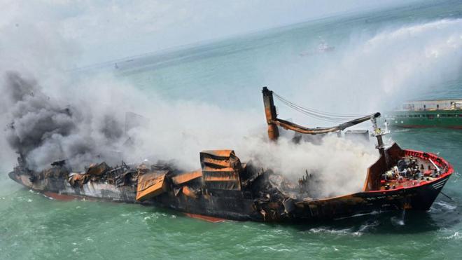 Au large du Sri Lanka, un porte-conteneurs en feu fait craindre une catastrophe environnementale