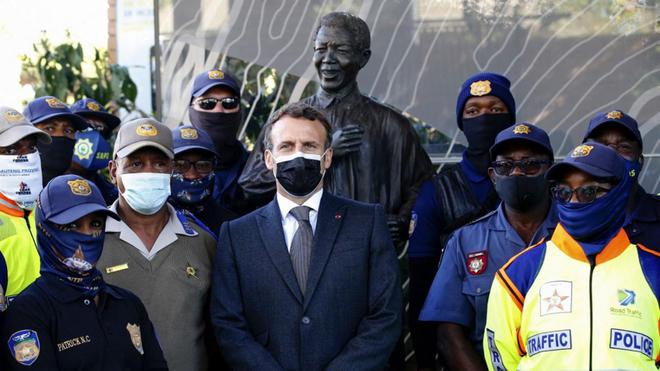 Avant de rentrer en France, Macron a rendu hommage à Nelson Mandela