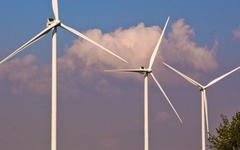 Le coup de gueule de Stéphane Bern contre les éoliennes et la ministre Barbara Pompili: "L’énergie éolienne n’est en rien écologique et renouvelable. Elle pollue la nature et détruit le patrimoine naturel"