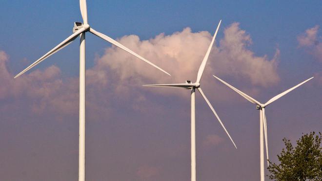 Le coup de gueule de Stéphane Bern contre les éoliennes et la ministre Barbara Pompili: "L’énergie éolienne n’est en rien écologique et renouvelable. Elle pollue la nature et détruit le patrimoine naturel"