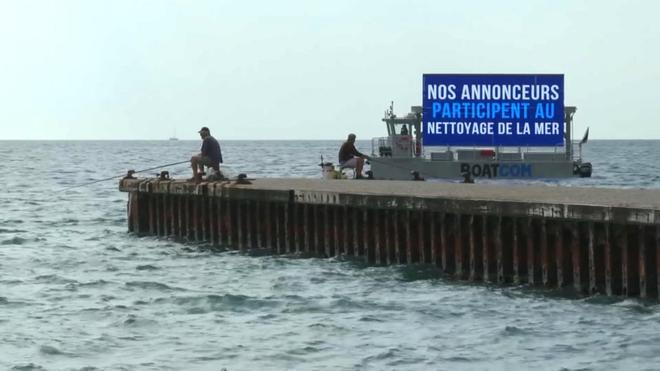 Un bateau publicitaire fait des vagues en Côte d'Azur