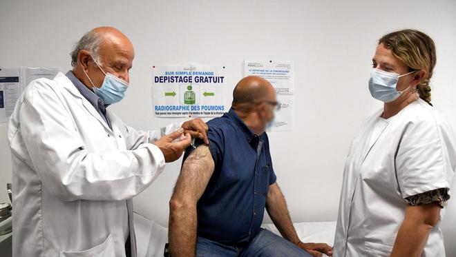 Centre municipal de santé de Perpignan : une vaccination "sociale", où on prend le temps de cajoler les patients