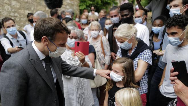 Covid-19 : Emmanuel Macron annonce la fin du port du masque en extérieur "par territoire"