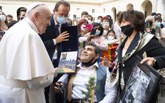Michel Haddad dit au pape son défi du pôle Nord, en béquilles