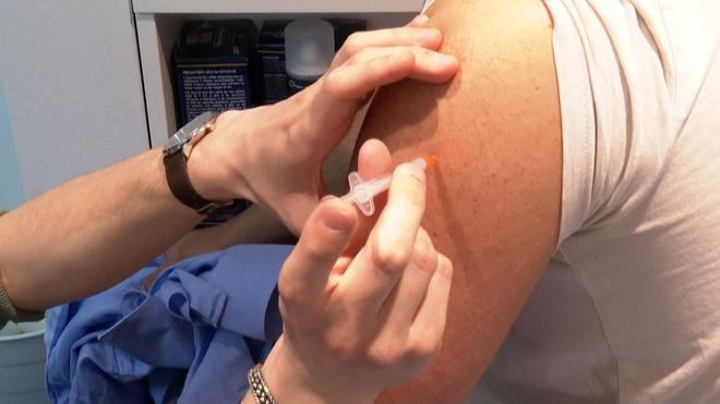 VIDÉO. «C’était hyper rapide» : le vaccin Moderna arrive progressivement dans les pharmacies