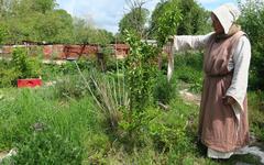 Sorties du week-end : dans son jardin magique, Martine cultive une ferme et l’amour du Moyen Age