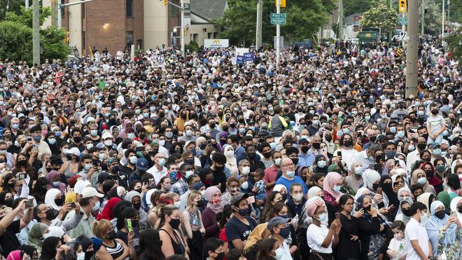 Hommage de milliers de Canadiens à une famille musulmane tuée par une voiture-bélier