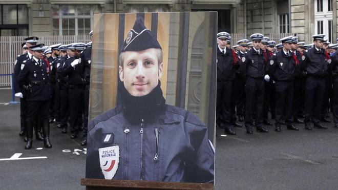 EN DIRECT - Assassinat de Xavier Jugelé : "Mes collègues ont sauvé énormément de vies sur les Champs-Élysées", assure un policier