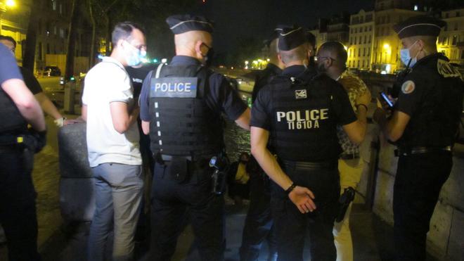 «C’est 23 heures à votre domicile» : dans les rues de Paris, avec la police qui fait respecter le couvre-feu