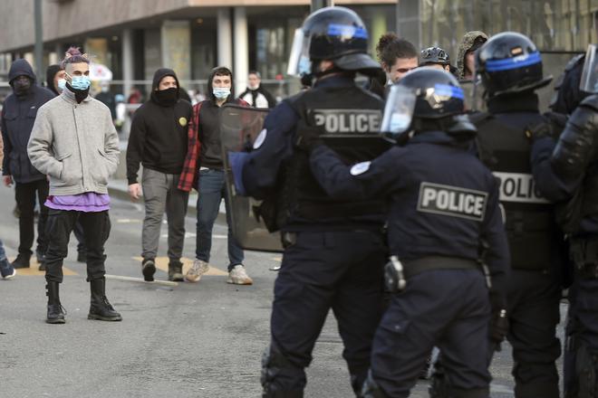 Manifestations : qu'est-ce qu'une "nasse", technique policière interdite par la justice ?