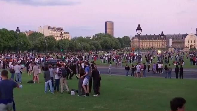 Paris : des centaines de fêtards à nouveau évacués par la police aux Invalides, trois interpellations