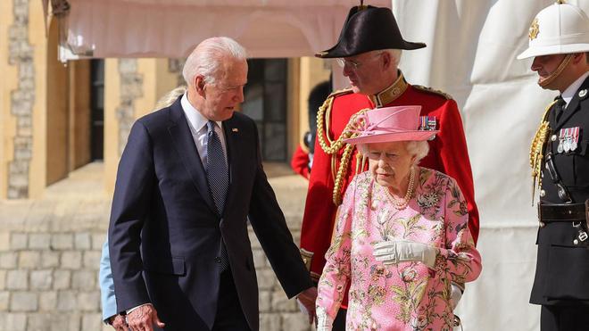 "Elle m'a rappelé ma mère" : quand Joe Biden prend le thé avec Elizabeth II