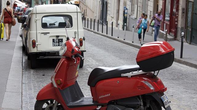 Paris : stationnement payant pour les motos et scooters thermiques
