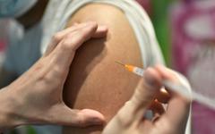 Vaccins Pfizer et Moderna : le délai entre deux injections réduit à trois semaines