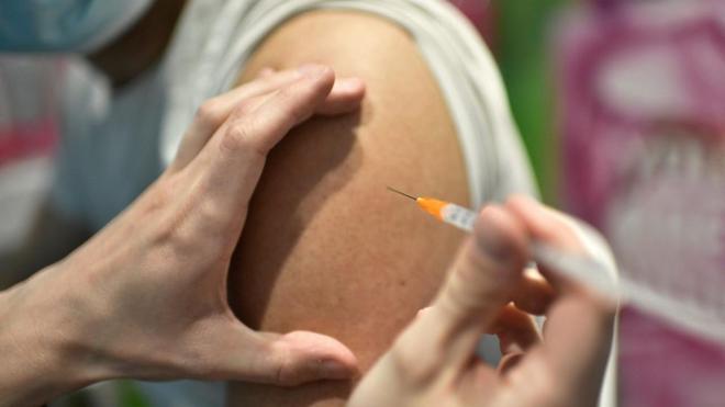 Vaccins Pfizer et Moderna : le délai entre deux injections réduit à trois semaines