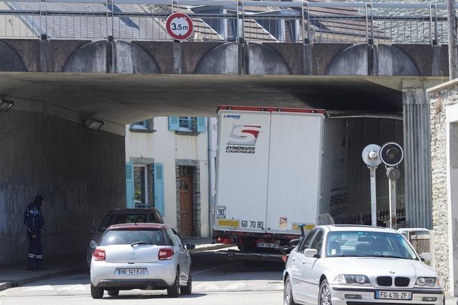 Cherbourg : un camion reste bloqué sous un tunnel