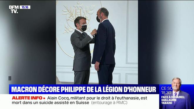 Emmanuel Macron décore Édouard Philippe de la médaille de grand officier de la Légion d'honneur