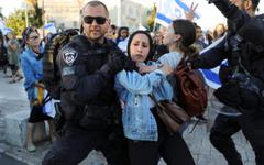 VIDEO-JERUSALEM :LA POLICE ISRAELIENNE REFOULE LES PROVOCATRICES  ISLAMISTES