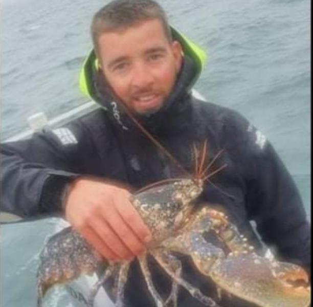 L’IMAGE. Cherbourg : ces deux pêcheurs amateurs attrapent un imposant homard