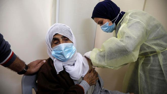 Vaccins anti-Covid-19 : Israël va transférer aux Palestiniens un million de doses avant péremption