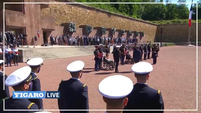 Appel du 18 juin: Emmanuel Macron remet la Légion d'honneur à deux vétérans au Mont Valérien