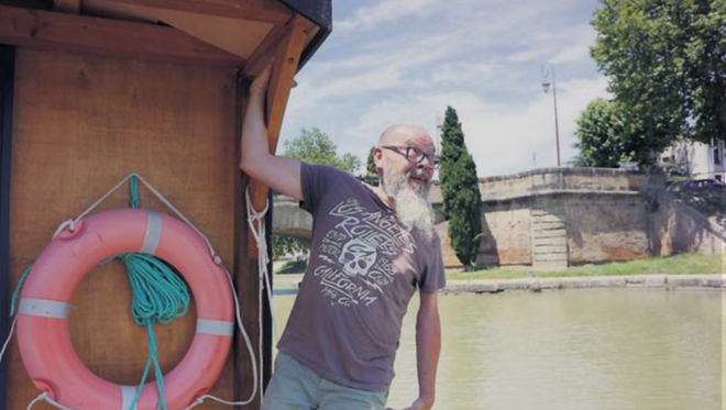 Castelnaudary : Il vit sur un coche 100 % solaire sur le canal du Midi