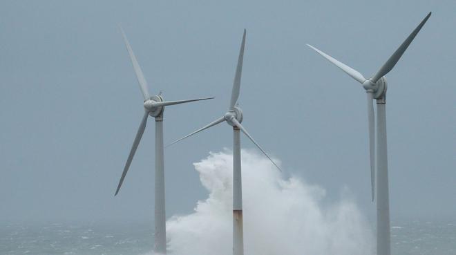 Eoliennes en pleine mer : les pêcheurs manifestent leur opposition à Caen et à Dunkerque (VIDEOS)